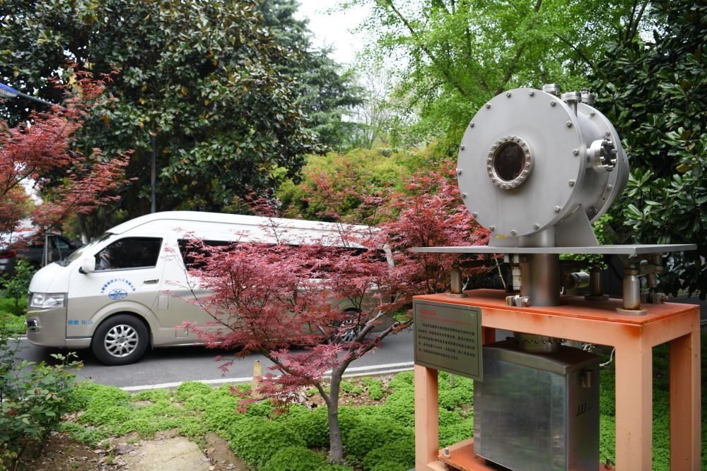 2024年4月6日，在位于安徽合肥的中國(guó)科學(xué)技術(shù)大學(xué)，自主研制的原位實(shí)驗(yàn)裝置準(zhǔn)備運(yùn)往上海光源開(kāi)展實(shí)驗(yàn)。