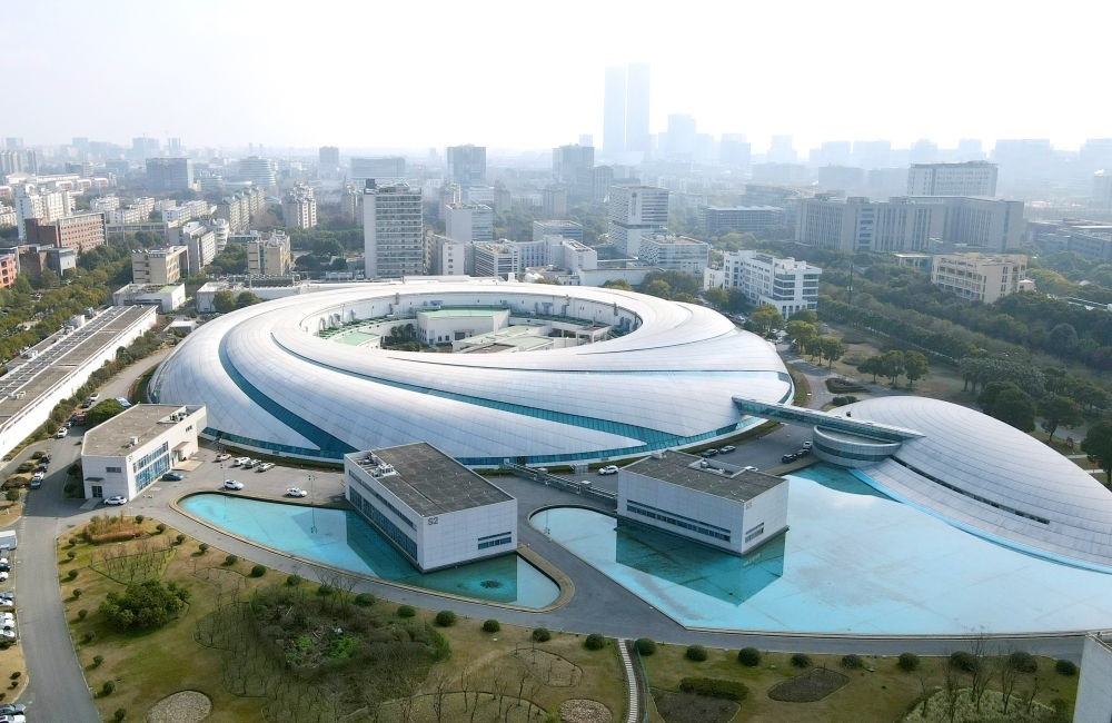 空中俯瞰位于上海張江科學(xué)城的上海光源（2024年2月27日攝，無(wú)人機(jī)照片）。