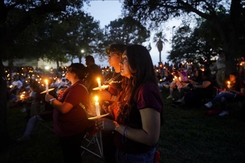 2023年5月24日，在美國得克薩斯州小城尤瓦爾迪，人們參加守夜儀式悼念校園槍擊遇害者。新華社記者吳曉凌攝