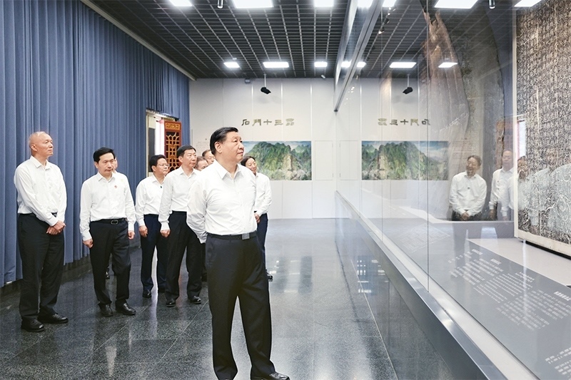 2023年7月29日，中共中央總書記、國家主席、中央軍委主席習(xí)近平在四川考察結(jié)束返京途中，來到陜西省漢中市考察。這是習(xí)近平參觀漢中市博物館有關(guān)歷史文物展陳。 新華社記者 鞠鵬/攝