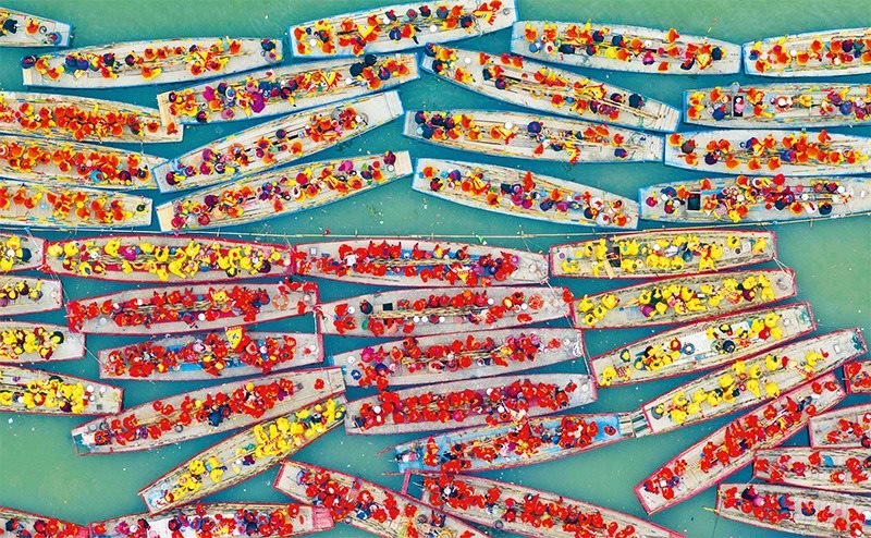 溱潼會(huì)船由南宋相沿至今，歷經(jīng)數(shù)百年傳承，被列入國(guó)家級(jí)非物質(zhì)文化遺產(chǎn)名錄。圖為2024年4月6日在江蘇省泰州市姜堰區(qū)溱湖國(guó)家濕地公園參加會(huì)船表演的船只。 新華社發(fā) 湯德宏/攝