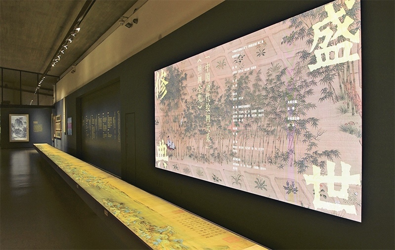 “中國(guó)歷代繪畫大系”，是習(xí)近平總書記親自批準(zhǔn)、高度重視的一項(xiàng)規(guī)模浩大、縱貫歷史、橫跨中外的國(guó)家級(jí)重大文化工程。圖為中國(guó)國(guó)家版本館杭州分館展示的“盛世修典——‘中國(guó)歷代繪畫大系’”收錄的數(shù)字化古畫（2023年5月31日攝）。 新華社記者 翁忻旸/攝
