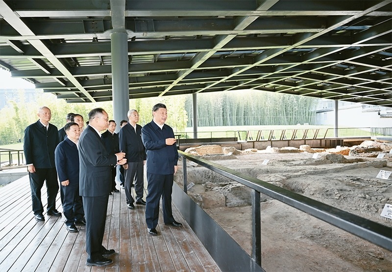 2023年10月10日至13日，中共中央總書記、國家主席、中央軍委主席習(xí)近平在江西考察。這是11日上午，習(xí)近平在景德鎮(zhèn)市陶陽里歷史文化街區(qū)南麓遺址考察。 新華社記者 謝環(huán)馳/攝