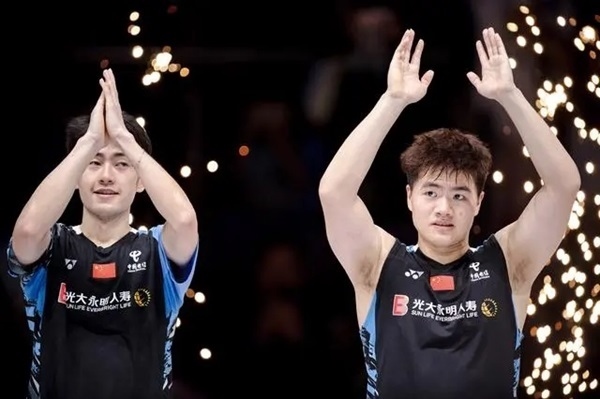 4月14日，梁偉鏗（右）/王昶在頒獎(jiǎng)儀式上。 新華社記者 江漢攝