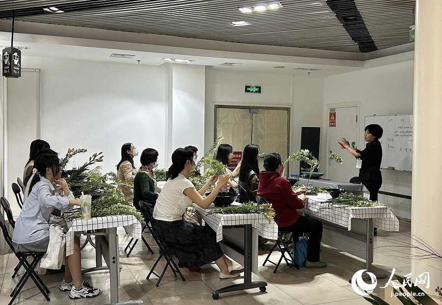 插花體驗(yàn)課。人民網(wǎng) 玄番登史江攝