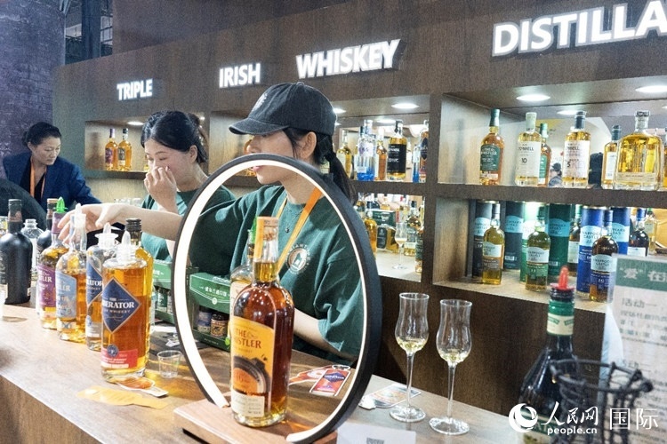 第四屆中國國際消費品博覽會愛爾蘭國家館內(nèi)的參展商。人民網(wǎng) 常沙攝