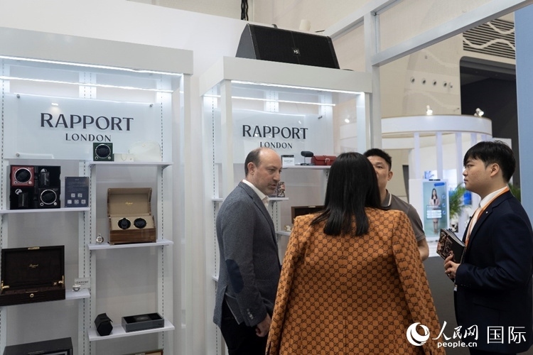 客商在第四屆中國國際消費品博覽會英國國家館內(nèi)交談。人民網(wǎng) 常沙攝