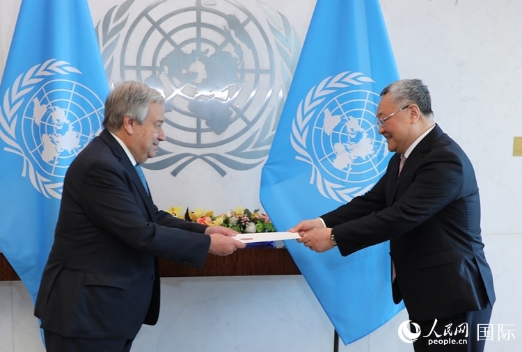 4月16日，中國新任常駐聯(lián)合國代表、特命全權(quán)大使傅聰在紐約聯(lián)合國總部向聯(lián)合國秘書長古特雷斯遞交了全權(quán)證書。 人民網(wǎng)記者 李志偉攝
