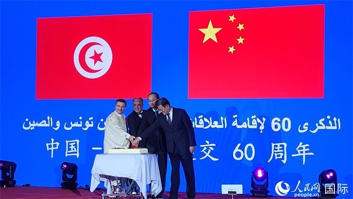 與會嘉賓共同切紀念蛋糕，從左至右分別為突尼斯國家旅游局局長侯賽因、突尼斯駐華大使阿迪勒·阿拉比、外交部副部長鄧勵、中國人民對外友好協(xié)會副會長李?？?。人民網(wǎng)記者 萬宇攝