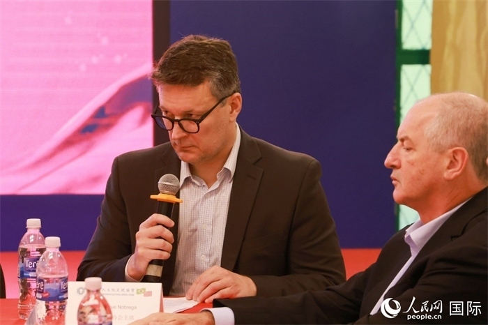 中巴友好協(xié)會主席恩里克·諾布雷加（左）在座談會上致辭。人民網(wǎng)記者 陳海琪攝