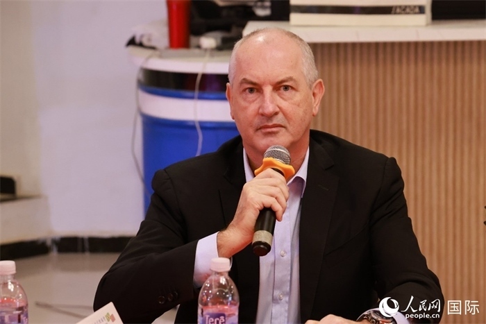 巴西里約大都會研究所執(zhí)行官西奧·舒克在座談會上致辭。人民網(wǎng)記者 陳海琪攝