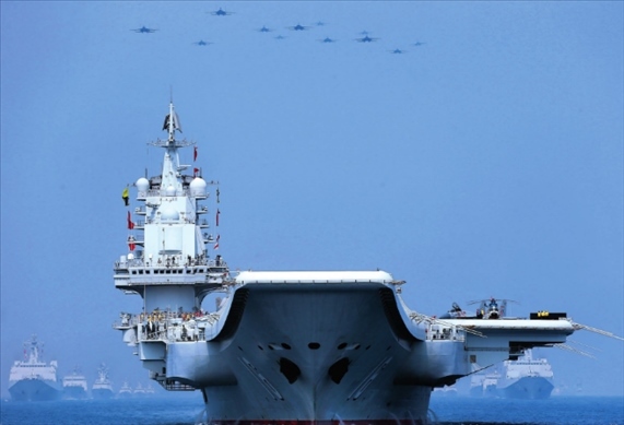 制空作戰(zhàn)梯隊(duì)飛越航母編隊(duì)上空（2018年攝）。 張雷攝