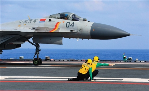 遼寧艦起飛助理作出放飛手勢(shì)，殲-15艦載戰(zhàn)斗機(jī)起飛（2020年4月攝）。張凱攝