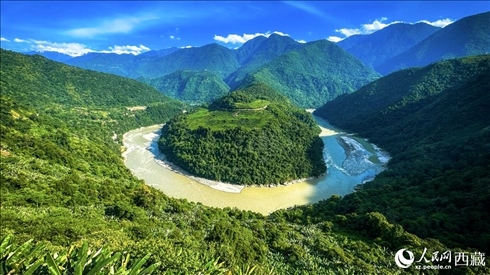 風(fēng)景秀麗、植被繁茂的西藏林芝市墨脫縣果果塘大拐彎。人民網(wǎng)記者 次仁羅布攝