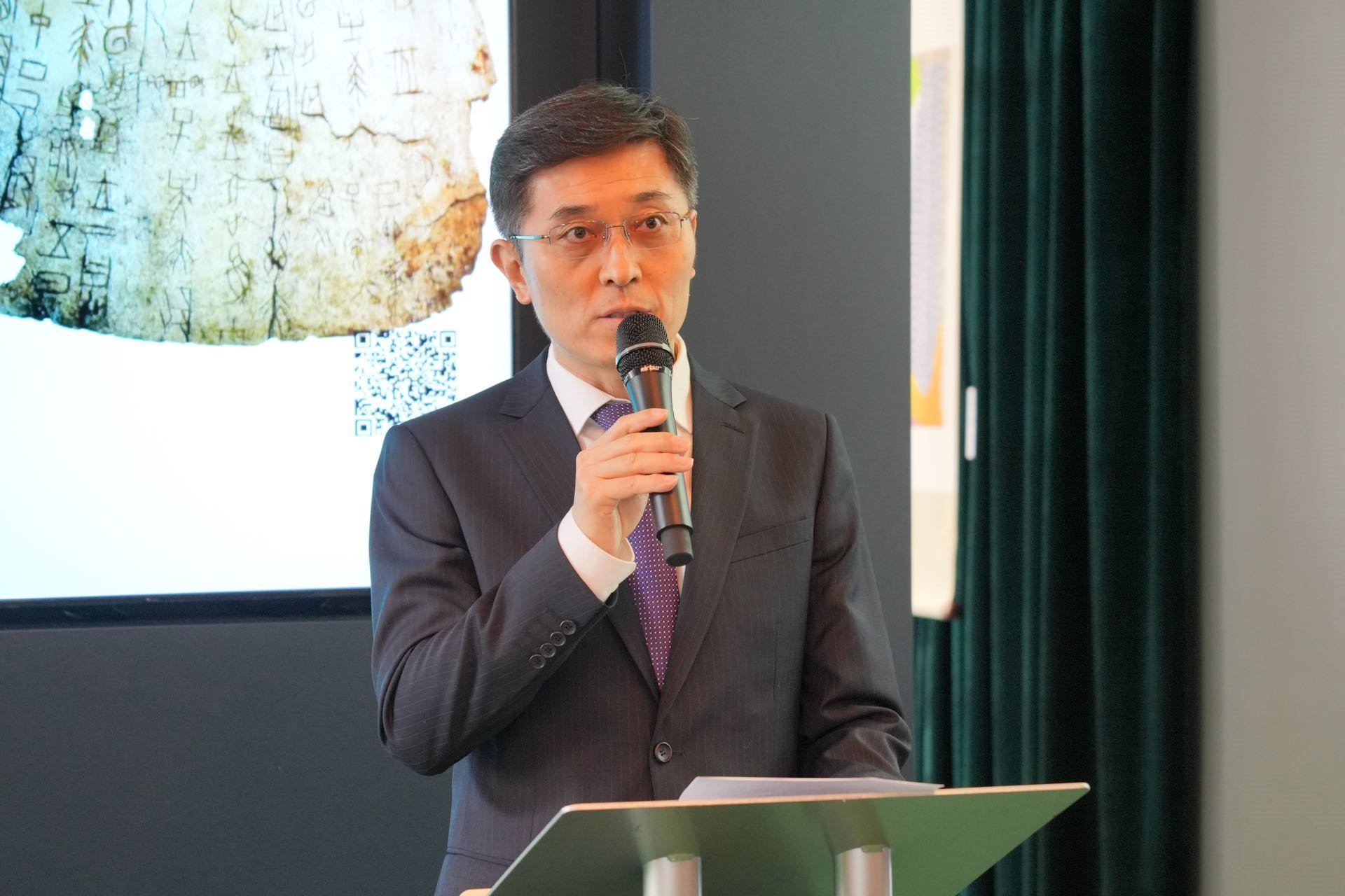 中國(guó)駐英國(guó)使館公使楊曉光致辭。主辦方供圖