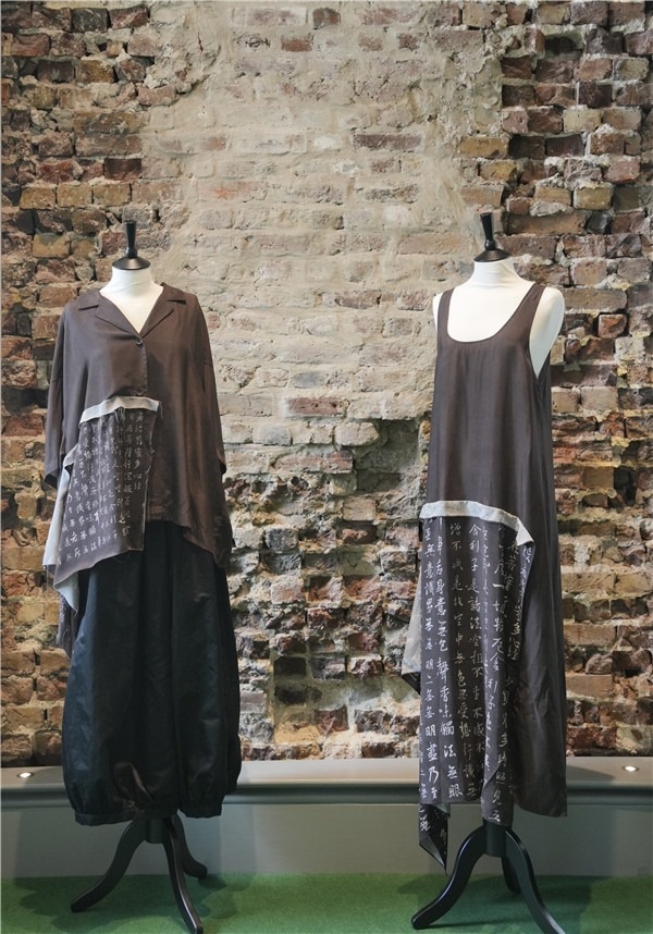 展覽展示的以中國(guó)文字為創(chuàng)作靈感的服裝《心經(jīng)》。主辦方供圖