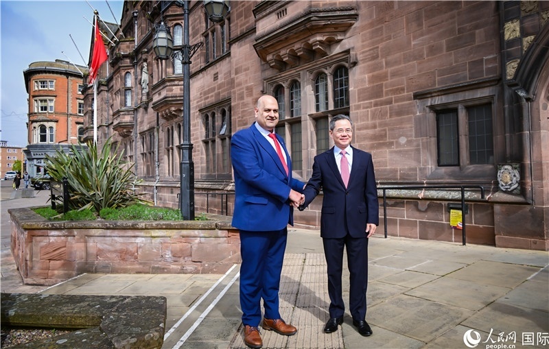 圖為中國駐英國大使鄭澤光在考文垂市政廳會(huì)見現(xiàn)場。人民網(wǎng) 郭錦標(biāo)攝