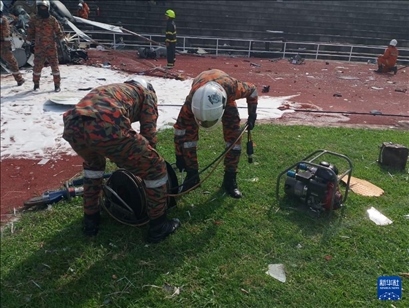 4月23日，救援人員在馬來西亞霹靂州的直升機(jī)墜毀現(xiàn)場救援。新華社發(fā)（馬來西亞消防拯救局供圖）