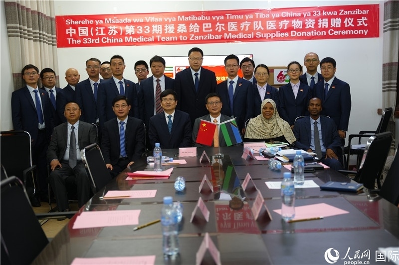 中非雙方代表及醫(yī)療隊(duì)在捐贈現(xiàn)場合影。中國援桑醫(yī)療隊(duì)供圖