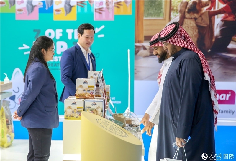 圖為當?shù)乜蜕淘谥袊髽I(yè)展位前參觀，塔里克·易卜拉欣攝 (2)