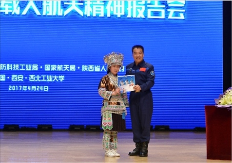 韋知月（化名）在西北工業(yè)大學(xué)與英雄航天員張曉光合影。受訪者供圖