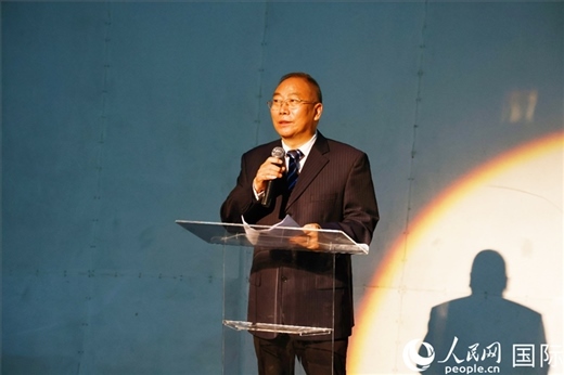 四川省文化和旅游廳副廳長王成平在活動(dòng)現(xiàn)場進(jìn)行旅游推介。人民網(wǎng)記者 陳海琪攝