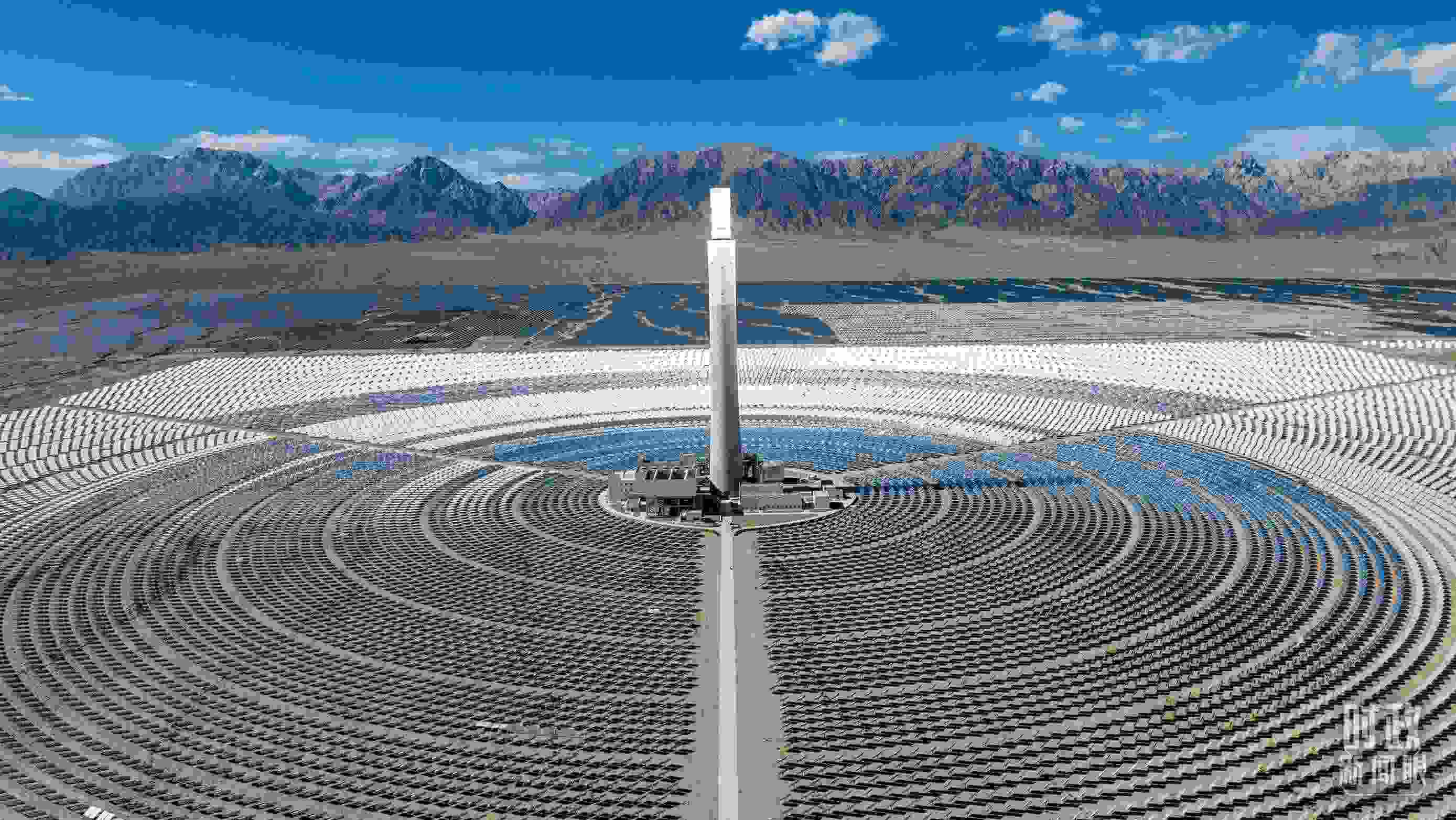 △青海海西德令哈塔式熔鹽儲(chǔ)能光熱發(fā)電廠。（圖/視覺中國(guó)）