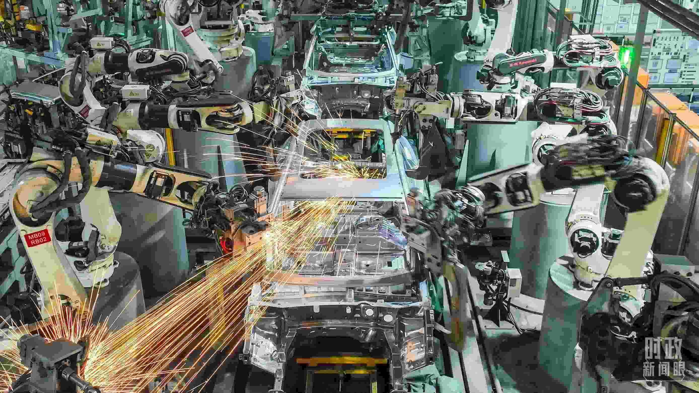  △2024年4月，重慶兩江新區(qū)的一家汽車制造企業(yè)，生產(chǎn)一派繁忙。（圖/視覺中國(guó)）