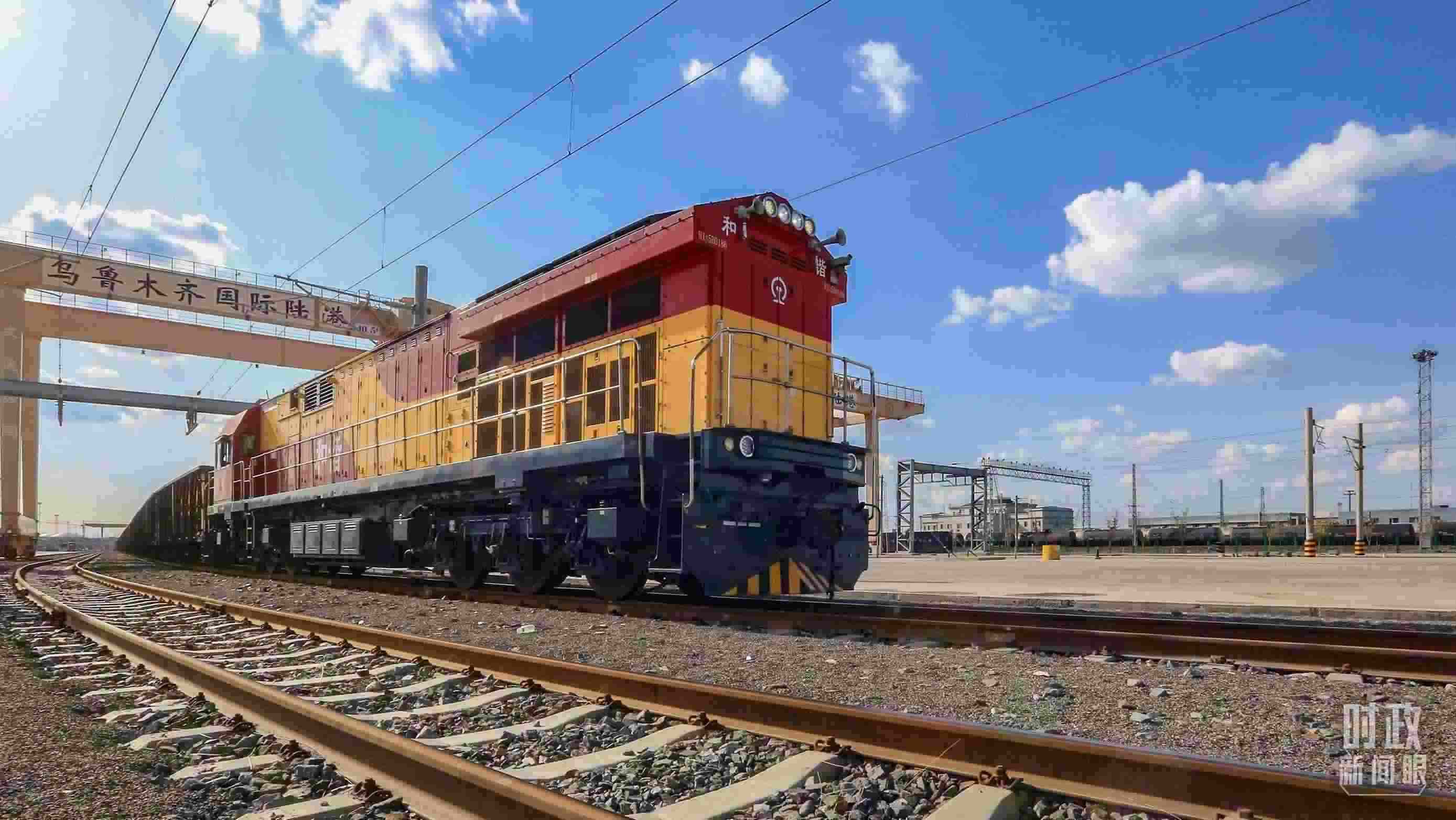 △2024年4月，烏魯木齊國(guó)際陸港區(qū)中歐班列“天山號(hào)”暢行絲路。（圖/視覺中國(guó)）