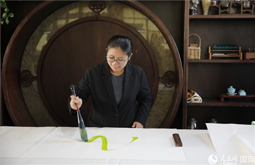 緬甸駐華大使館副館長、公使銜參贊杜欣瑪泰參加《五百筆·瀾湄合作》集體藝術(shù)創(chuàng)作。人民網(wǎng)王婧攝