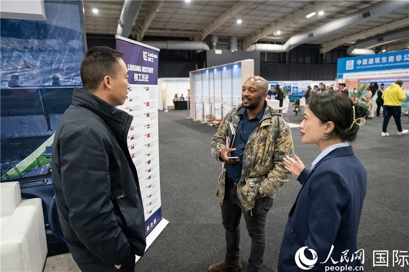 中企工作人員和當(dāng)?shù)厍舐氄呓徽?。希拉茲攝