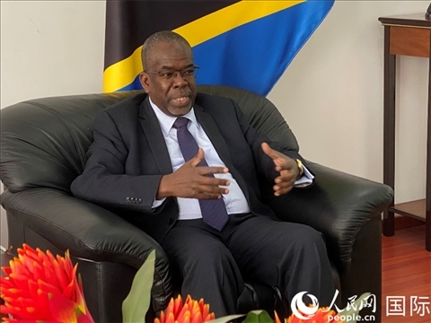 坦桑尼亞駐華大使哈米斯·奧馬爾正接受采訪。人民網(wǎng) 宋歌攝