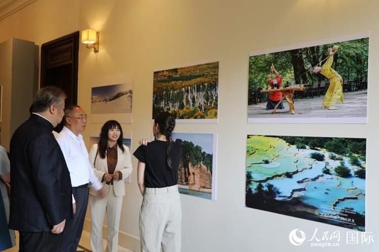 四川省文化和旅游廳副廳長王成平、墨西哥松林文化中心展覽部主任盧西亞·恩里克斯·岡薩雷斯·薩拉維亞、墨西哥中國文化中心主任石岳文參觀圖片展。拍攝者為墨西哥分社外籍雇員埃內(nèi)斯托·多明戈斯