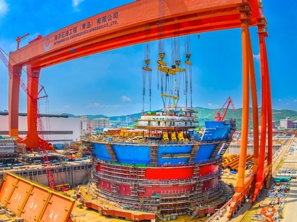 “?？惶?hào)”通過(guò)雙龍門吊進(jìn)行總裝。侯憲鵬攝