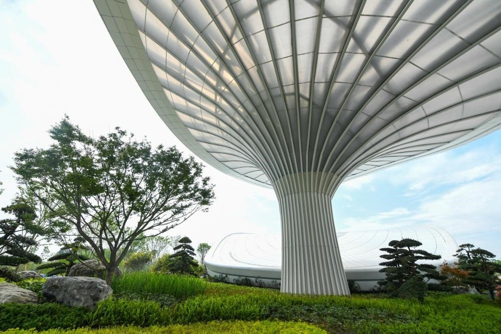 這是2024年4月22日拍攝的成都世園會主會場入口處的“芙蓉花”底部，它兼具收集雨水、循環(huán)利用的功能。新華社記者 王曦 攝
