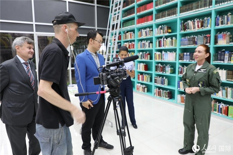 巴西高等防務(wù)學(xué)院院長(zhǎng)卡拉·利里奧·馬丁斯接受了人民網(wǎng)的視頻采訪。 人民網(wǎng)記者 陳一鳴攝