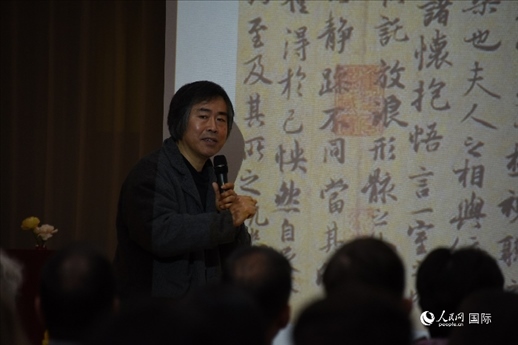 國(guó)家畫院王東聲教授介紹中國(guó)書法作品。人民網(wǎng)記者 殷淼攝