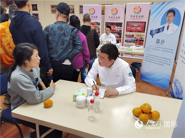 中醫(yī)專家為當(dāng)?shù)厝A僑華人提供中醫(yī)咨詢和診療服務(wù)。 （本報(bào)記者 楊謳 攝）