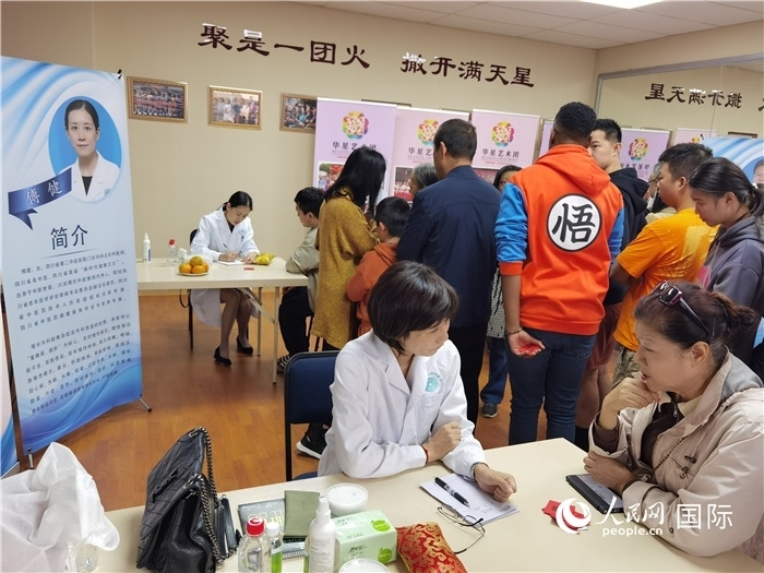 中醫(yī)專家為當(dāng)?shù)厝A僑華人提供中醫(yī)咨詢和診療服務(wù)。 （本報(bào)記者 楊謳 攝）