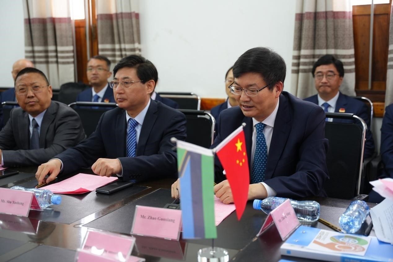 揚(yáng)州市衛(wèi)健委黨委書記趙國祥在衛(wèi)生部捐贈(zèng)儀式上發(fā)言。中國援桑醫(yī)療隊(duì)供圖