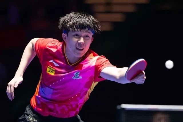 2024年4月15日，王楚欽在澳門(mén)世界杯比賽中回球。新華社記者 張金加攝