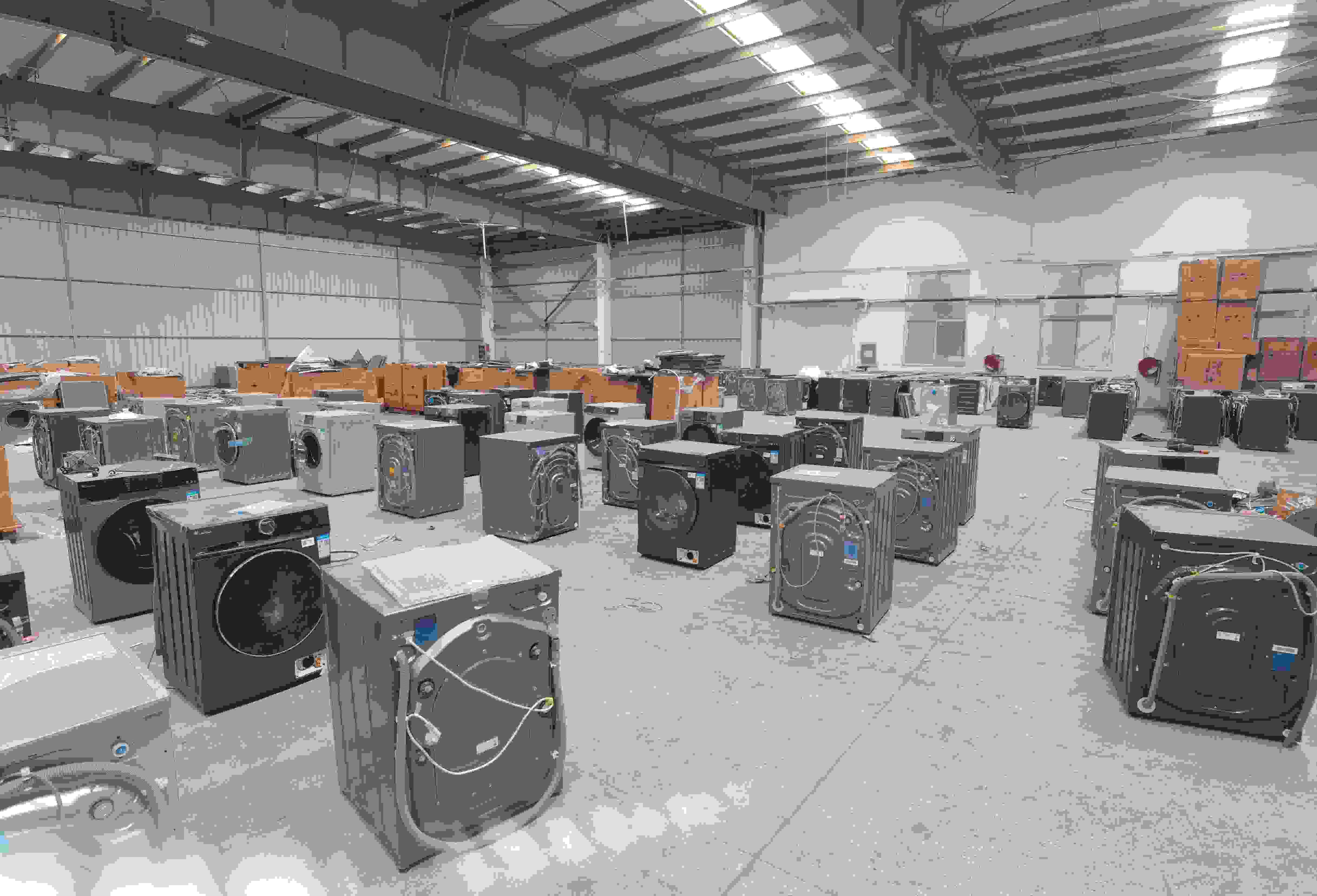 專案組民警查扣涉案場所及假冒知名品牌洗衣機。巨野警方供圖