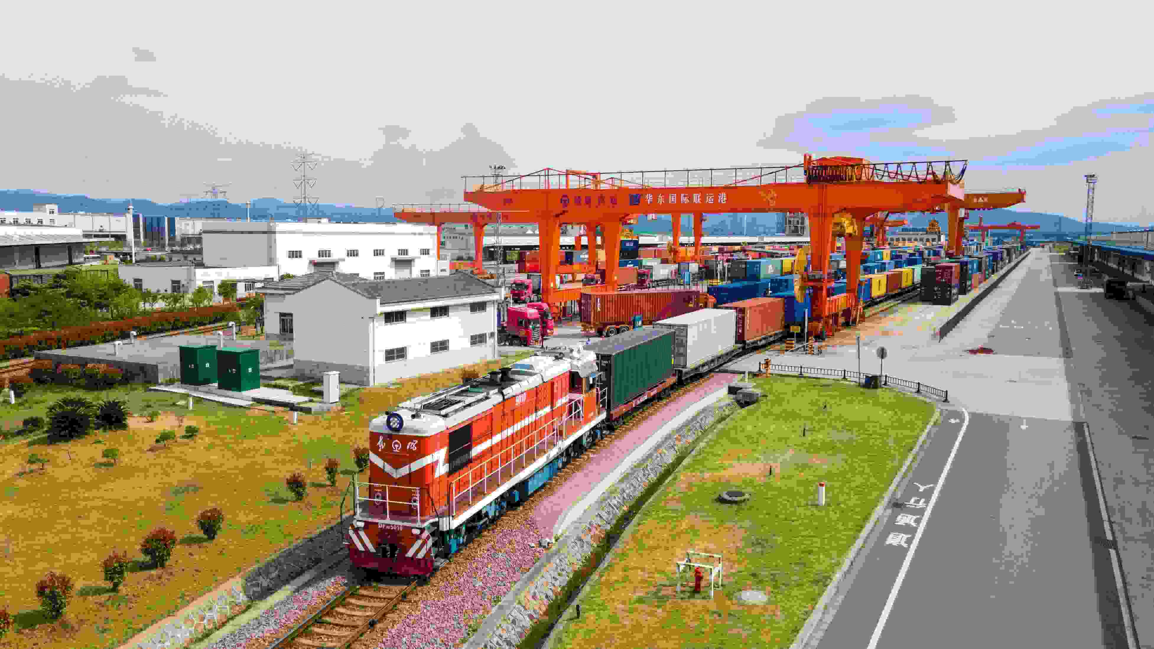 △2024年4月1日，浙江省金華華東國際聯(lián)運港，一列中歐班列裝載110個標箱日用百貨、電動工具、機械裝備等貨物從鐵路金華南貨場啟程駛往匈牙利布達佩斯。