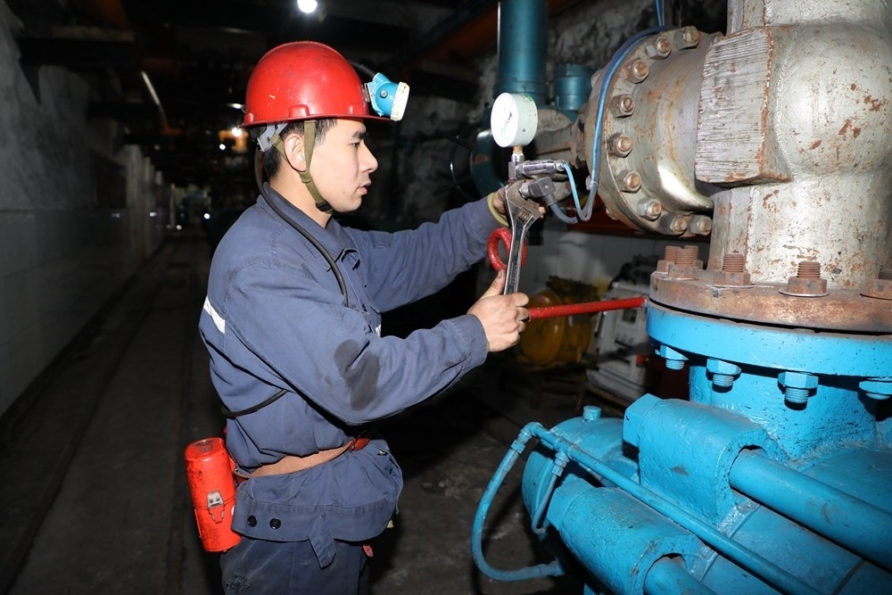 2024年4月30日，冀中能源峰峰集團(tuán)新屯礦機(jī)電區(qū)副區(qū)長顧博在井下泵房檢修水泵。新華社發(fā)