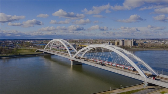 △2024年3月12日，一列火車運行在匈塞鐵路塞爾維亞境內(nèi)貝諾段諾維薩德多瑙河大橋上。