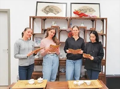 匈中雙語學校的學生胡靈月(左一)、宋智孝(右二)學習中國茶文化。