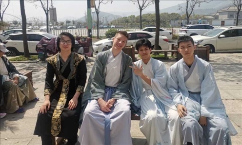 匈牙利學生與襄陽三十六中學生友好交流。