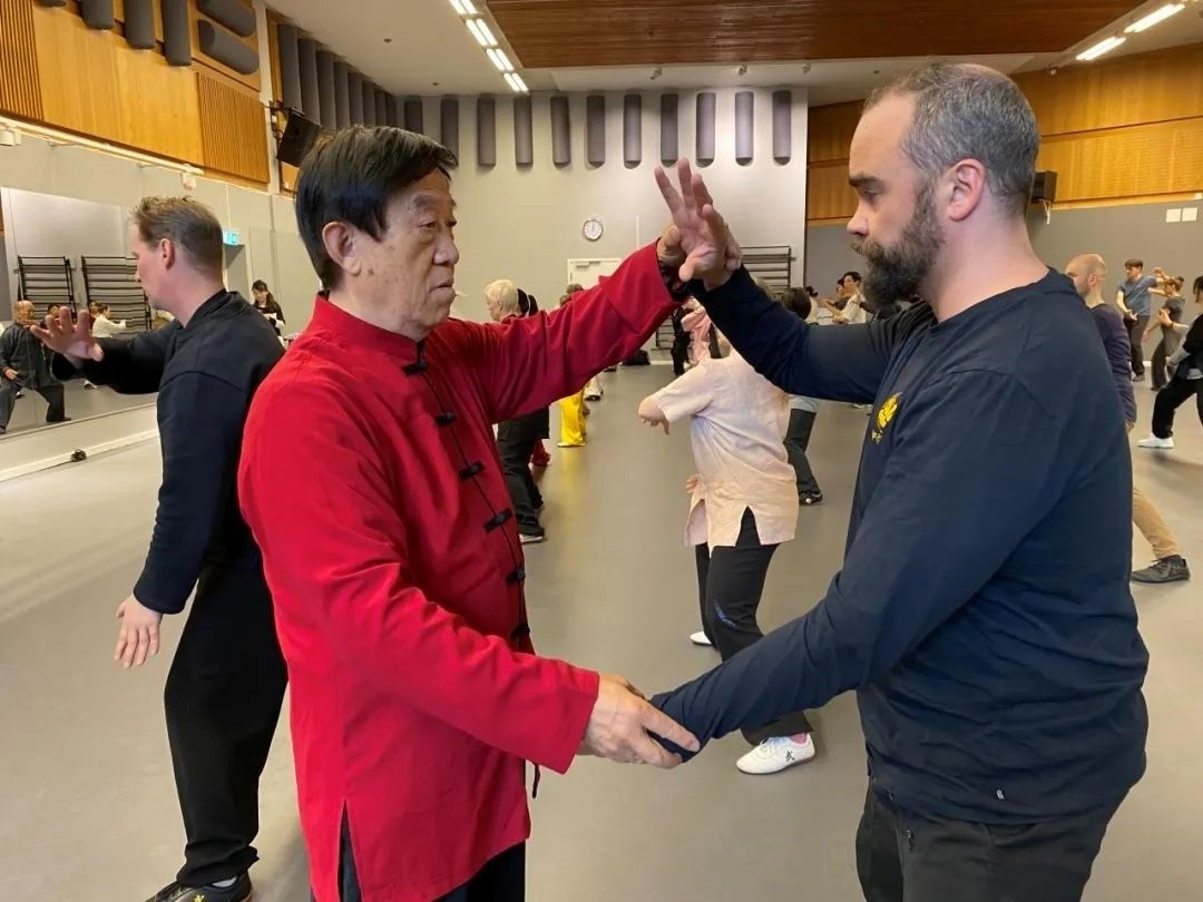 陳正雷老師親自示范指導。斯德哥爾摩中國文化中心供圖