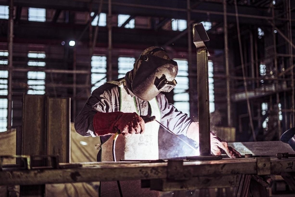 工人在沙特國王港項目現(xiàn)場進行焊接操作。山東電建供圖