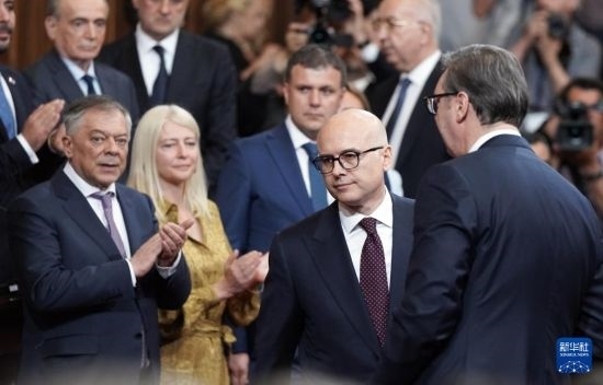  5月2日，在塞爾維亞貝爾格萊德，新一任政府總理武切維奇（中）出席就職儀式。新華社發(fā)（普雷德拉格·米洛薩夫列維奇攝）